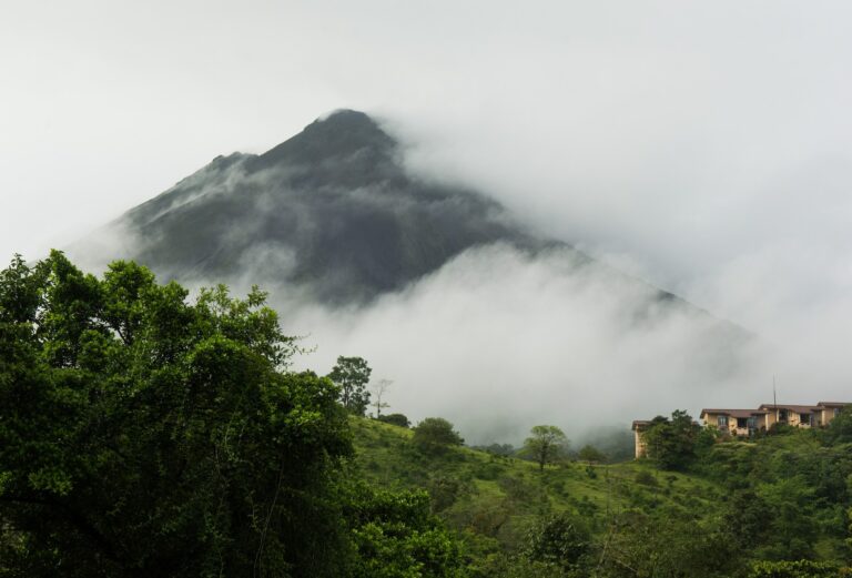 Arenal vulcano with some holiday homes in front of it